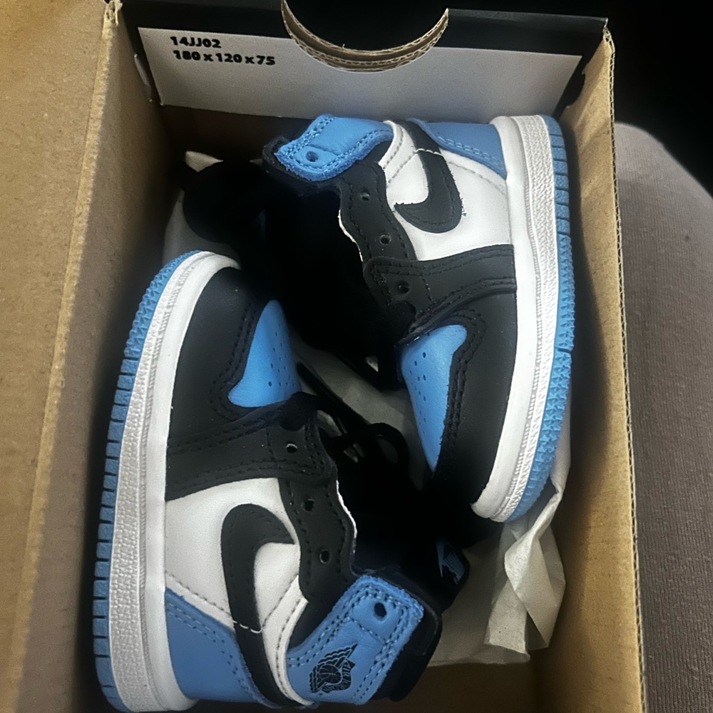 Jordan 1 Retro High OG in University Blue and Black